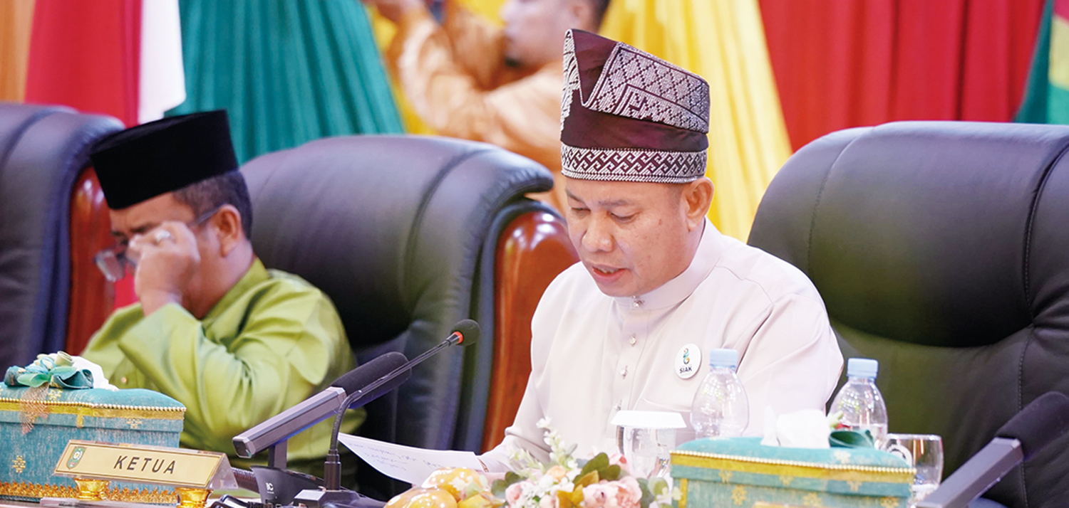 MEMIMPIN PARIPURNA: Ketua DPRD Siak Indra Gunawan SE memimpin sidang paripurna HUT ke-26 Kabupaten Siak. Bersamanya ada Kadis Tenaga Kerja Provinsi Riau Roni Rakhmat mewakili Gubri di Ruang Paripurna Putri Kaca Mayang Kantor DPRD Siak, Ahad (12/10/2025).