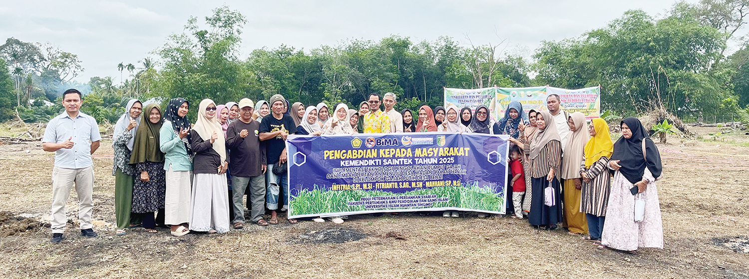 FOTO BERSAMA: Ketua Tim Dosen Uniks Infitria SPt MSi bersama mahasiswa dan Kelompok Tani Desa Tebing Tinggi Kecamatan Benai foto bersama usai melaksanakan kegiatan pendampingan budi daya rumput gajah dan teknologi pakan berupa silase pada Kelompok Tani Ga
