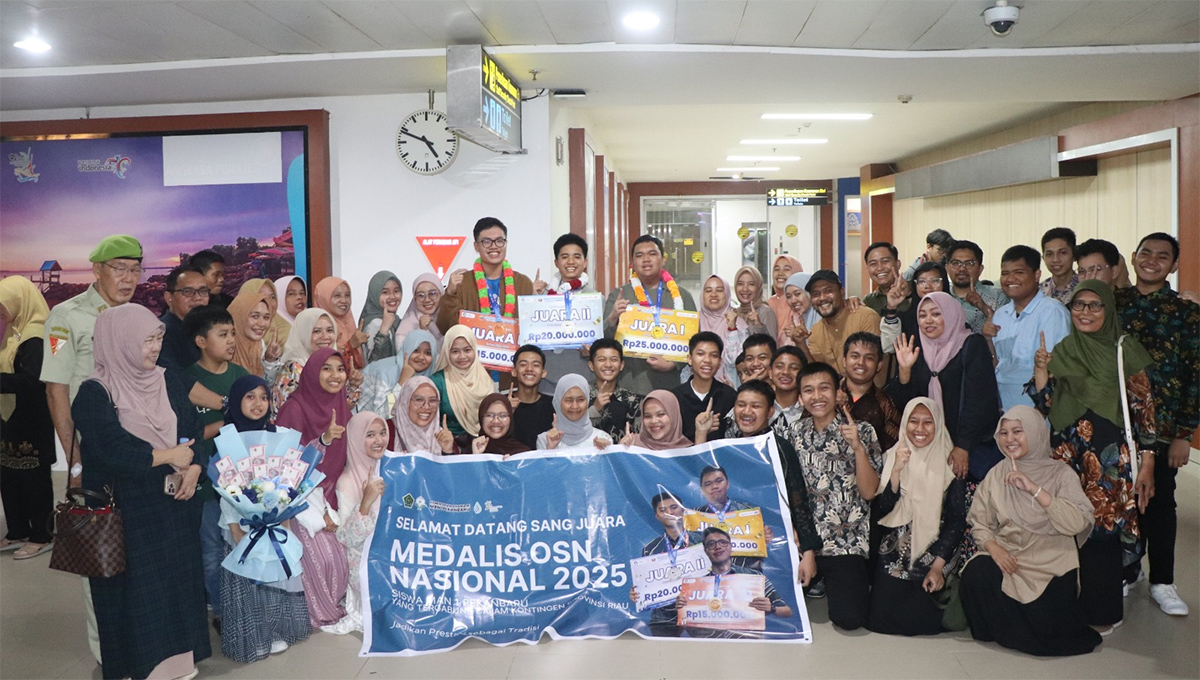 Keluarga besar MAN 1 Pekanbaru foto bersama pada saat penyambutan delegasi OSN MAN 1 Pekanbaru di Bandara Sultan Syarif Kasim II, Ahad (12/10/2025).