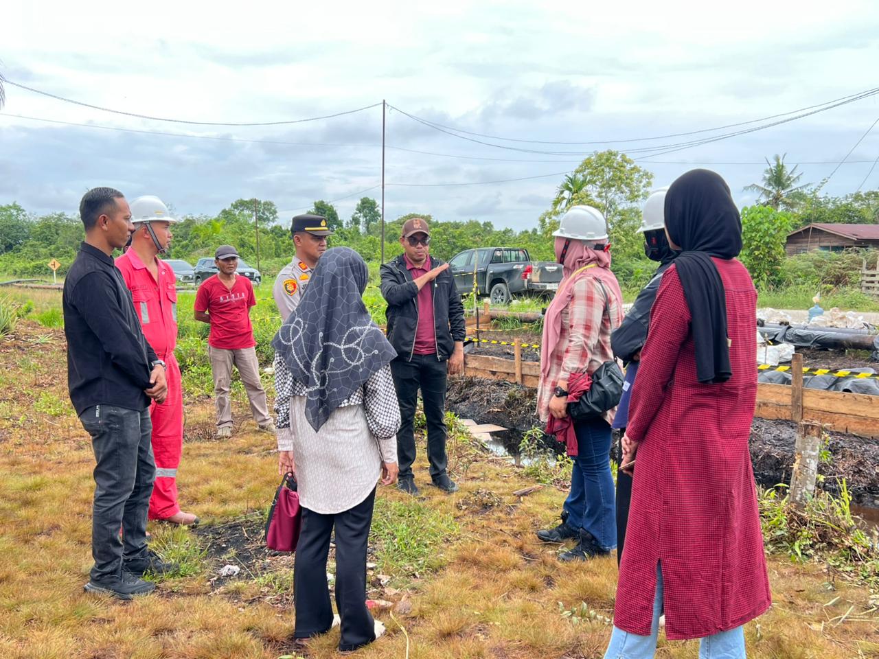 Dinas Dinas Perumahan Rakyat, Kawasan Permukiman, Pertanahan dan Lingkungan&nbsp;Hidup (Perkimtan LH) Kabupaten Kepulauan&nbsp;Meranti meninjau lokasi bocornya pipa minyak PT ITA di Desa Bagan Melibur, Merbau