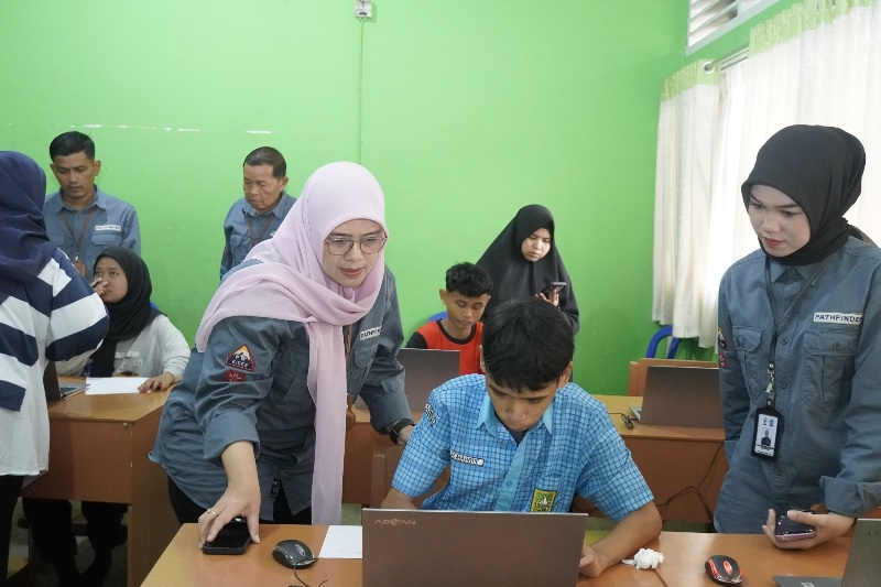 Salah seorang anggota tim UKBI Adapatif dari Balai Bahasa Provinsi Riau, Yeni Maulina (kiri), bersama salah satu siswa SLBN Pembina Pekanbaru, saat Uji Coba UKBI Adaptif Disabilitas Rungu di Pekanbaru