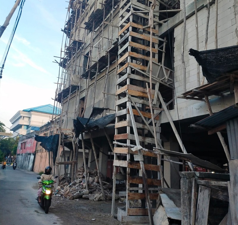 Lokasi pembangunan hotel di Gang Bahagia Jalan A Yani Bengkalis yang berada di depan Kantor Bupati Bengkalis mengakibatkan pekerjanya terjatuh dari lantai 3, Senin (13/10/2025) sore.