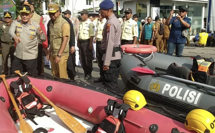Perlengkapan boat untuk evakuasi pada saat banjir diperlihatkan pada apel kesiapsiagaan bencana banjir di Bagansiapiapi, Senin (13/10/2025).