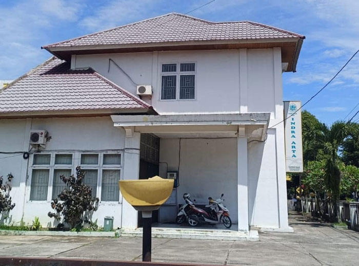 Kantor Perumda BPR Indra Arta di Jalan Bupati Tulus Rengat terlihat sepi, Senin (13/10/2025).