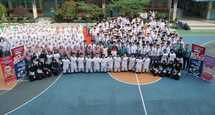 Perwakilan Honda, majelis guru, tim basket putra, tim basket 3X3 putri, tim dance SMA Islam As Shofa foto bersama saat acara Roadshow Honda DBL with Kopi Good Day 2025 Riau