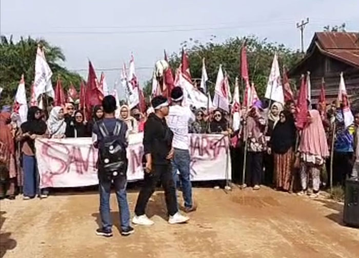 Masyarakat dua kelurahan dan desa di kecamatan Rupat menggelar aksi demo dan memblokir jalan masuk perkebunan PT Priatama Riau di Desa Darul Aman, Kecamatan Rupat pada, Senin (13/10/2025).