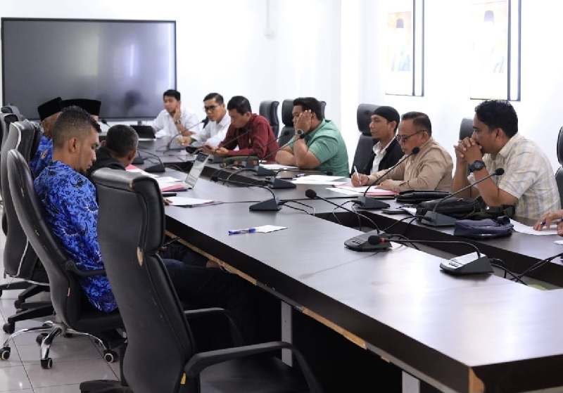 Ketua Komisi II DPRD Kepulauan Meranti, Syaifi Hasan (peci hitam) ketika meminpin hearing bersama jajaran OPD Meranti.