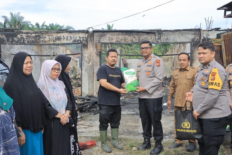 Kapolres Kampar AKBP Boby Putra Ramadhan S bersama jajaran menyerahkan bantu korban kebakaran di Pasar Kuok, Desa Kuok, Kecamatan Kuok, Senin (13/10/2025).
