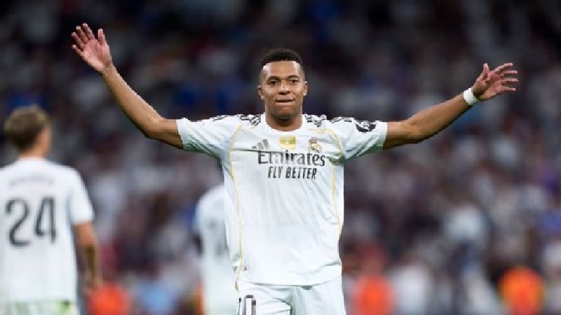 Kylian Mbapp&eacute; mengatakan ia telah meminta nasihat dari Cristiano Ronaldo, dan bahwa ia masih menjadi sosok yang paling dihormati di klub.