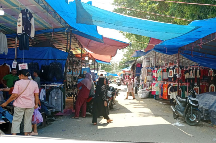 Sebagian para pedagang Senin (13/10/2025) siang masih terlihat berjualan di Jalan Jendral Sudirman-Kawasan Taman Jalur Teluk Kuantan.