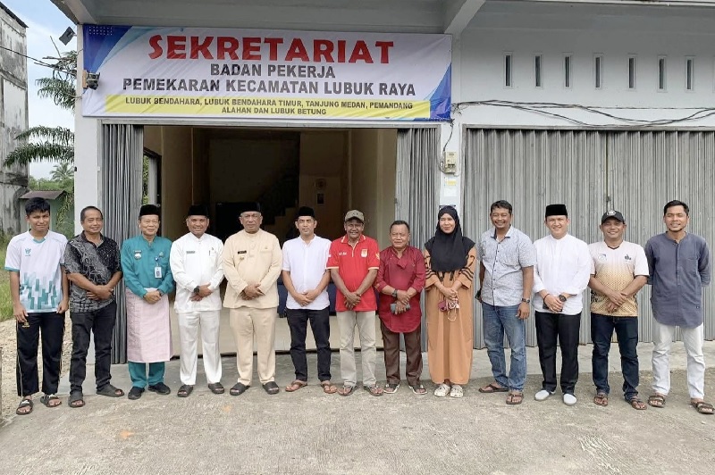 Bupati Rohul Anton ST MM (lima kiri) foto bersama dengan sejumlah tokoh masyarakat saat berkunjung ke Sekretariat Badan Pekerja Pemekaran Kecamatan Lubuk Raya di Desa Lubuk Bendahara, baru baru ini.