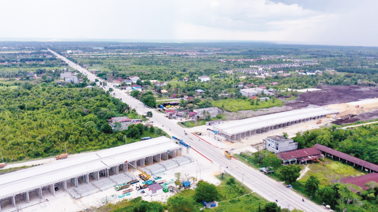 Jembatan Jalan Tol Lingkar Pekanbaru di atas ruas jalan lintas Pekanbaru-Bangkinang, tepatnya di Rimbo Panjang Km17+900 mulai dilakukan penyambungan, Selasa (14/10/2025). Sistem buka