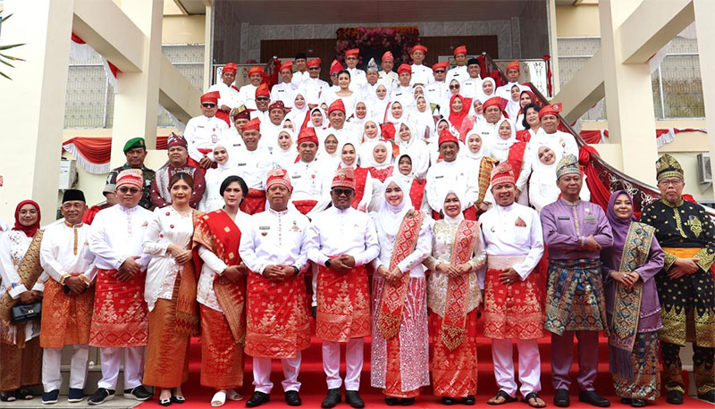 Bupati Pelalawan H Zukri bersama pimpinan dan seluruh anggota DPRD Pelalawan usai mengikuti Paripurna HUT Pelalawan ke-26 di gedung DPRD Pelalawan, Ahad (12/10/2025).