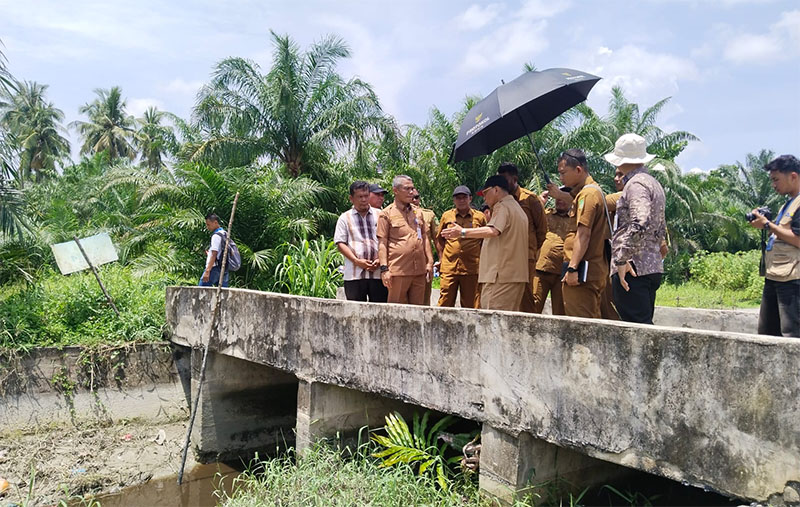 Bupati Rohil H Bistamam bersama sejumlah kepala OPD meninjau titik lokasi di daerah Pelanta Sundung, Kelurahan Bagan Hulu, Selasa (14/10/2025).