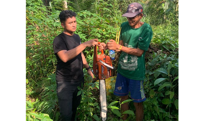 Tim Satgas Polres Inhu saat mengamankan tersangka bersama barang bukti berupa mesin chainsaw, belum lama ini.