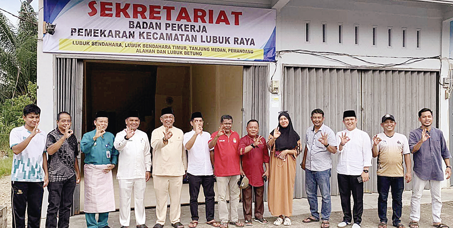 FOTO BERSAMA: Bupati Rohul Anton ST MM foto bersama saat berkunjung ke Sekretariat Badan Pekerja Pemekaran Lubuk Raya di Desa Lubuk Bendahara dalam kunjungan kerja ke Kecamatan Rokan IV Koto, baru-baru ini.