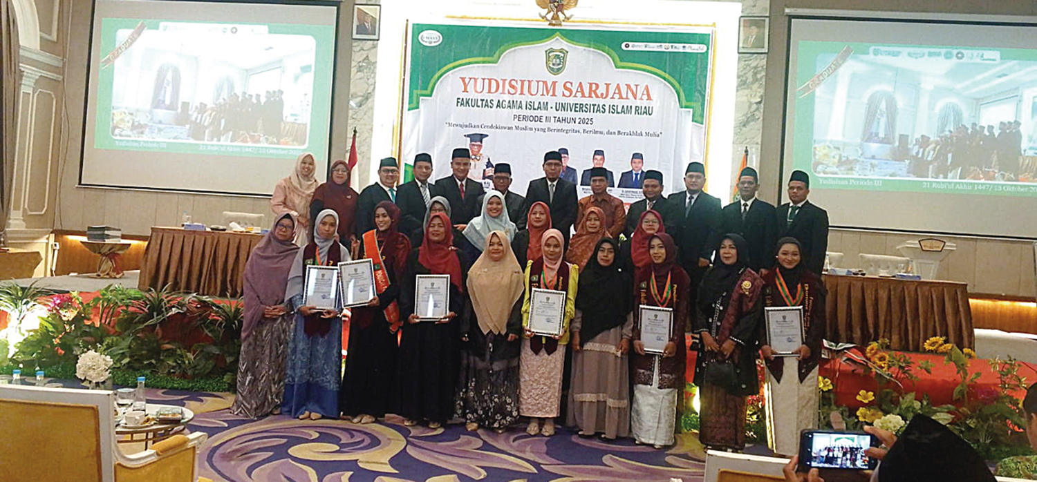 FOTO BERSAMA: Para pimpinan FAI UIR foto bersama dengan lulusan terbaik yudisiawan FAI UIR, Senin ( 13/10/2025).