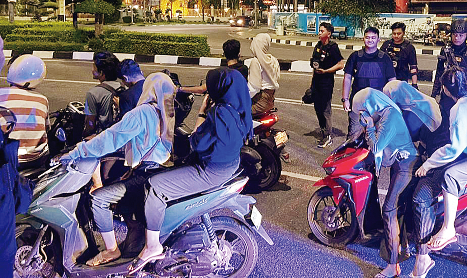 PATROLI: Tim Raga Polresta Pekanbaru melakukan patroli di sekitar Tugu Zapin, Jalan Jenderal Sudirman, Pekanbaru, Ahad (12/1 0/2025) malam.