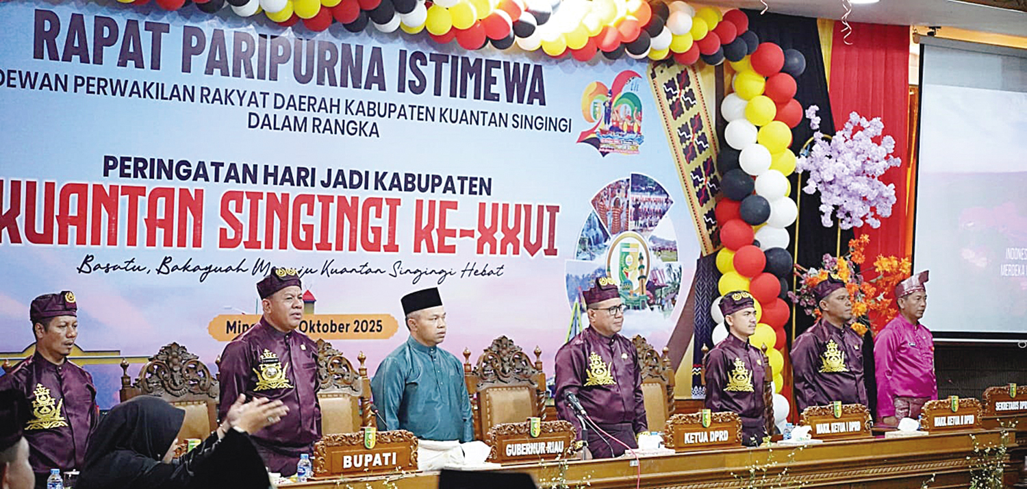 Wakil Bupati H Muklisin, Bupati H Suhardiman Amby, Gubernur H Abdul Wahid, Ketua DPRD Kuansing H Juprizal SE MSi, Wakil Ketua I DPRD Kuansing Satria Mandala Putra, Wakil Ketua II DPRD Kuansing Romi Alfihsyah Putra, dan Sekwan Andi Zulfitri.