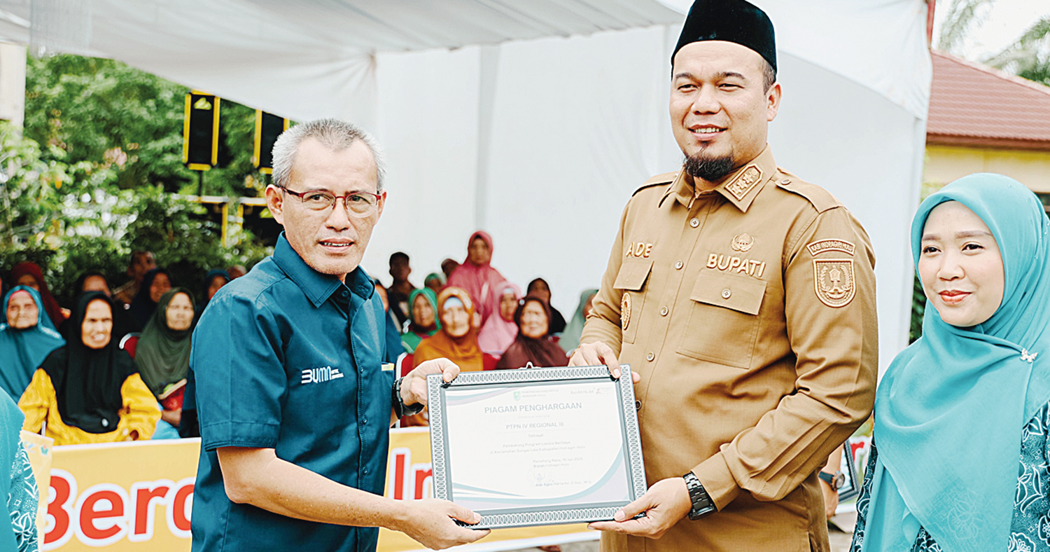 menerima bantuan: Bupati Indragiri Hulu Ade Agus Hartanto menerima bantuan program TJSL dari manajemen PTPN IV Regional III, Senin (13/10/2025).