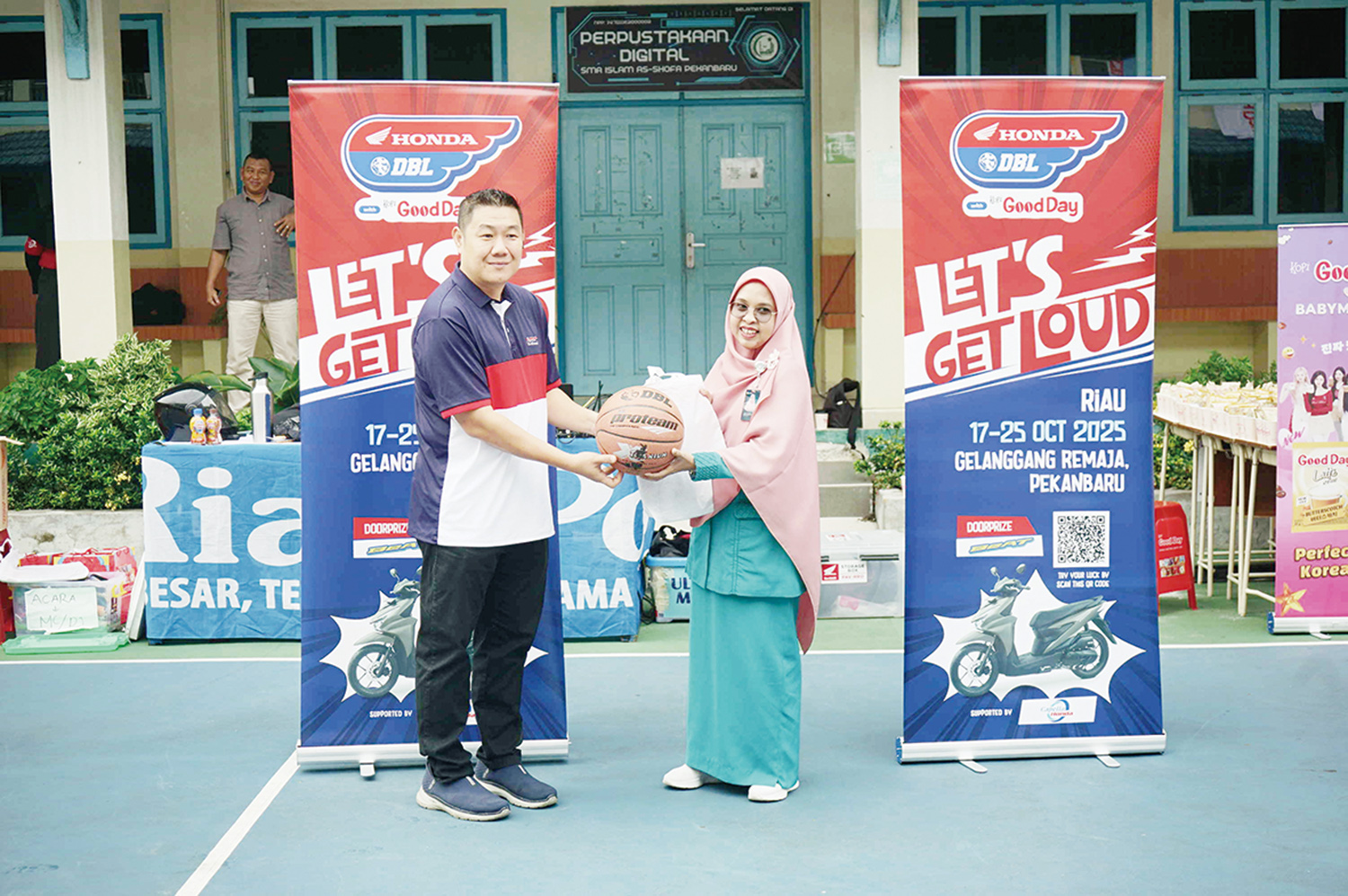 Promotion Section Head PT Capella Dinamik Nusantara Hariyanto Budhiman menyerahkan cendera mata kepada Kepala SMA Islam As-Shofa Pekanbaru Rahma Maidianti MSi saat roadshow Honda DBL with Kopi Good Day 2025 Riau di SMA Islam As-Shofa Pekanbaru, Senin (13/