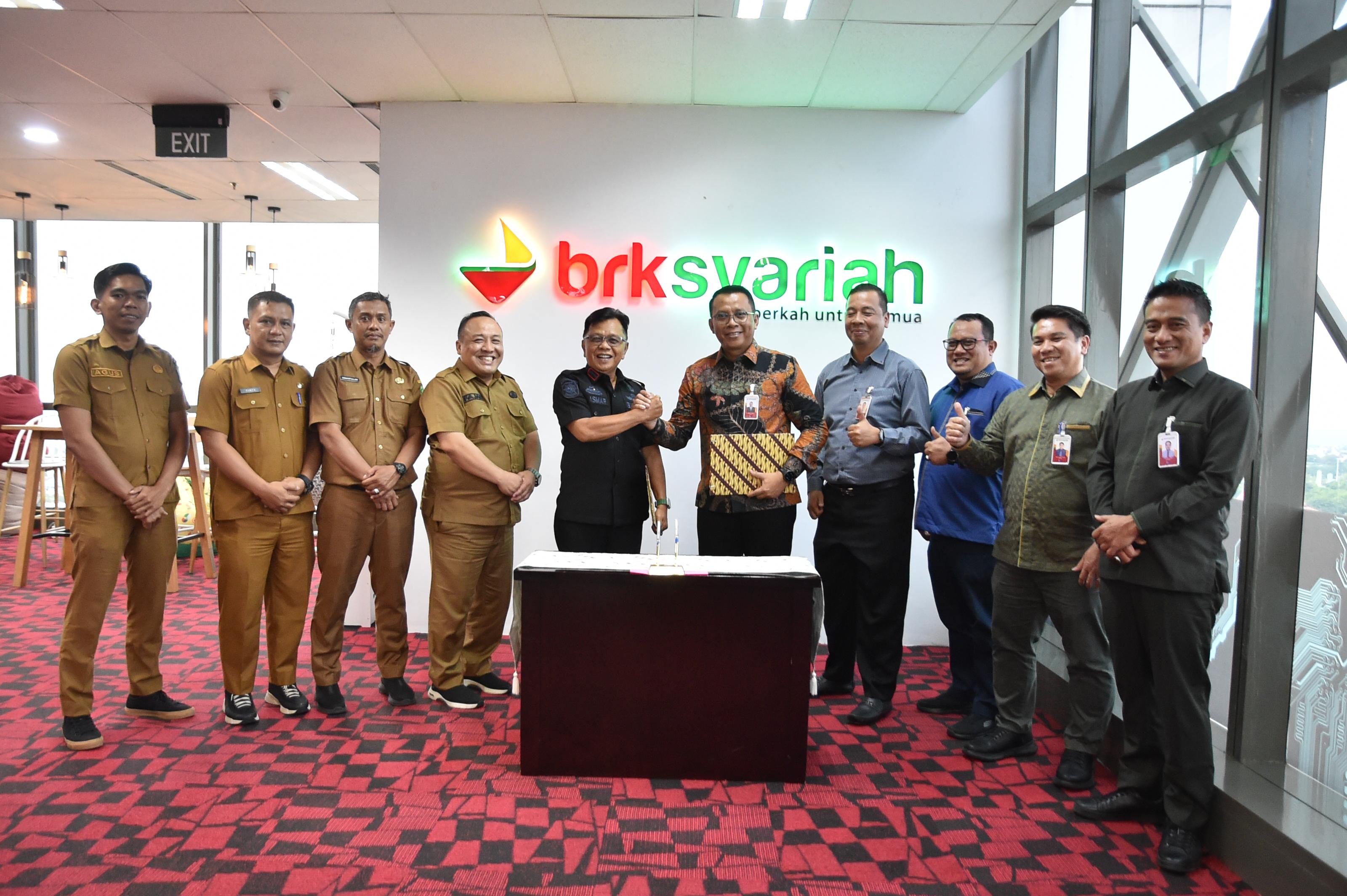 Penandatanganan Kesepakatan Bersama antara BRK Syariah dengan Pemerintah Kabupaten Kepulauan Meranti tentang Layanan Jasa Perbankan, yang dilaksanakan di Ruang Sharia Digital Center, Menara Dang Merdu