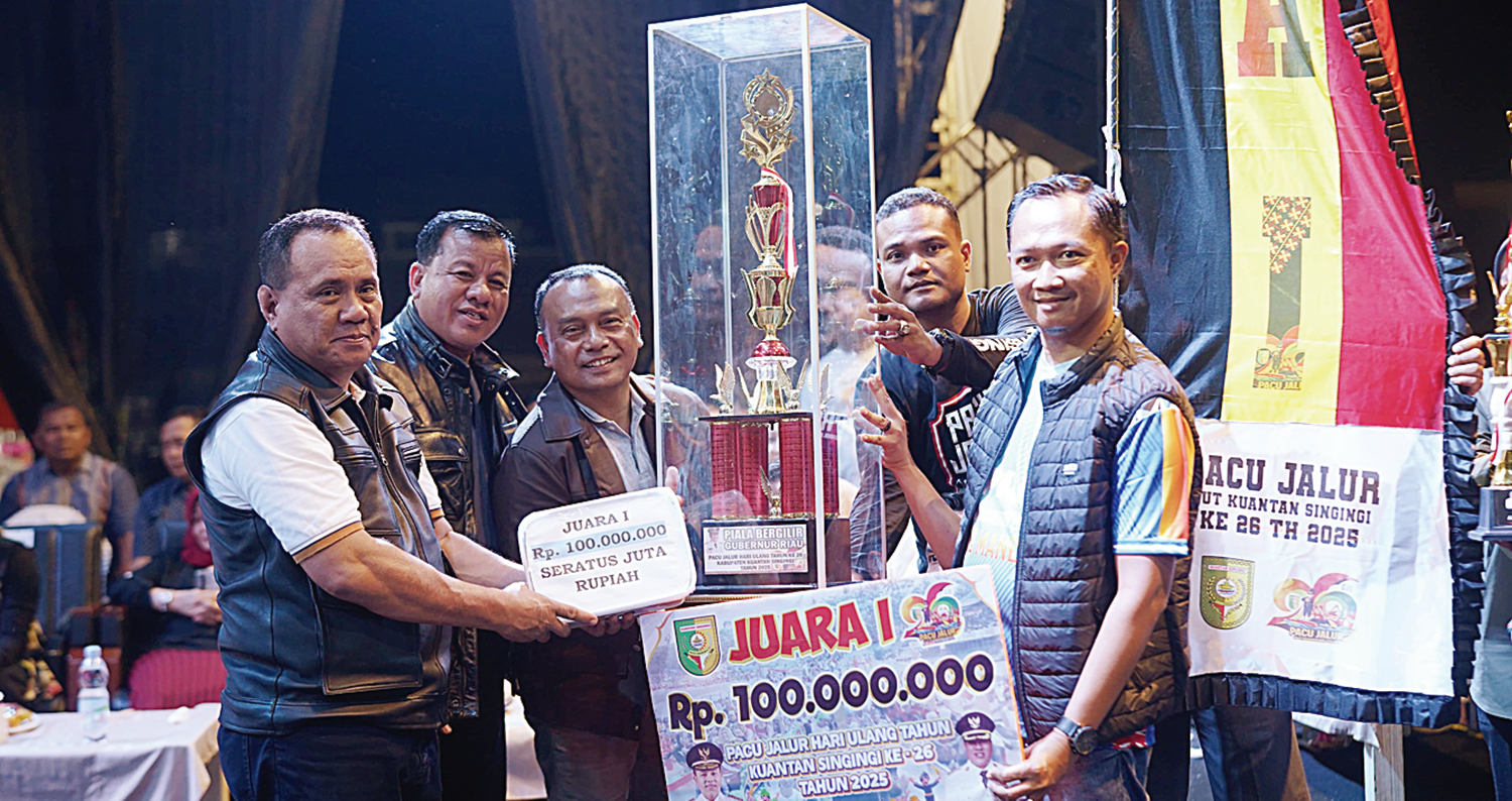 MENYERAHKAN HADIAH: Ketua DPRD Kuansing H Juprizal SE MSi, Bupati Kuansing H Suhardiman Amby bersama panitia menyerahkan hadiah utama pada perwakilan Jalur Alam Cahayo Tuah Nagori Cerenti yang menjadi juara I pacu jalur HUT Kuansing di Taman Jalur, Ahad (