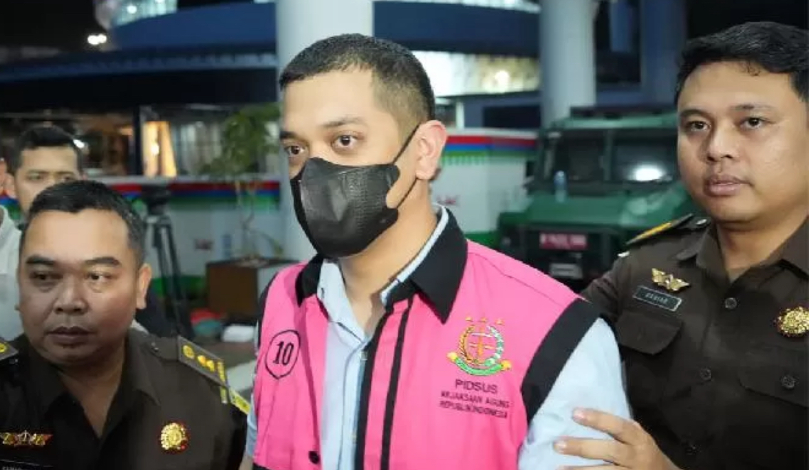 Muhammad Kerry Adrianto Riza, anak Riza Chalid mengenakan rompi pink khas tahanan Kejaksaan Agung, beberapa waktu lalu.