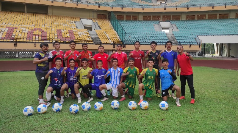 Atlet sepakbola pelajar Riau foto bersama usai latihan persiapan jelang Popnas 2025 di Stadion Utama Riau, Pekanbaru.