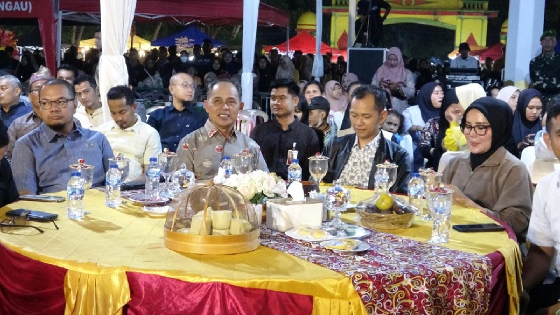 Bupati Inhil, Herman bersama unsur forkopimda menghadiri malam puncak peringatan HUT ke-80 TNI di Lapangan Gajah Mada, Tembilahan, Senin (13/10/2025) malam.