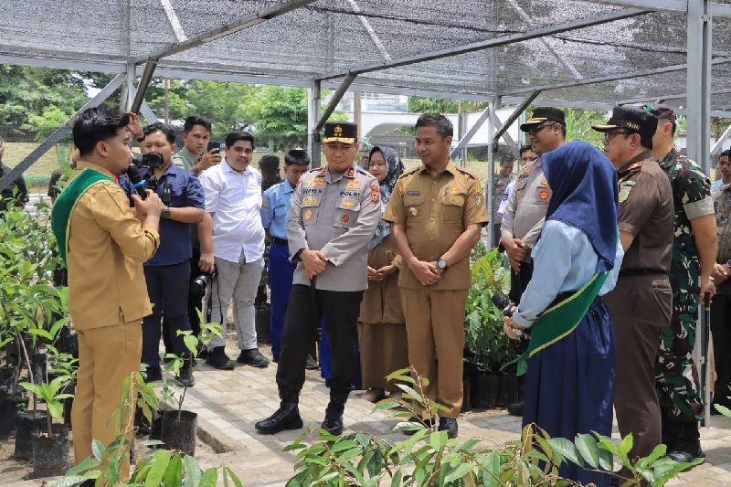 Kapolda Riau Irjen Pol Herry Heryawan didampingi Bupati Kampar Ahmad Yuzar meresmikan Bank Pohon Setia di Kecamatan Bangkinang, Kabupaten Kampar, Selasa (14/10/2025).
