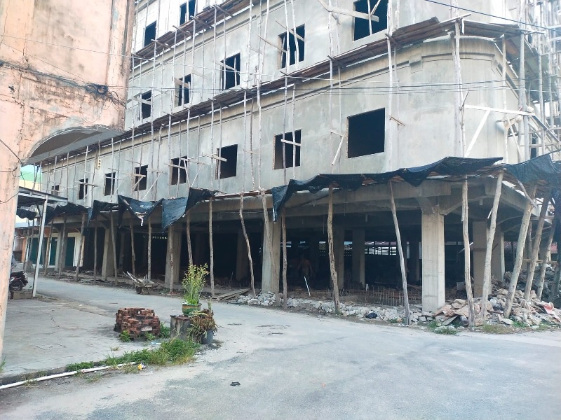Meski menggunakan kayu mahang namun pemilik bangunan hotel mengatakan steling atau perancah itu kokoh dan bangunannya ditargetkan Januari 2026 sudah beroperasi, Selasa (14/10/2025).
