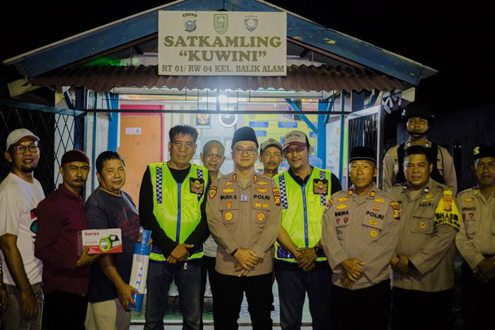 Kapolres Bengkalis AKBP Budi Setiawan bersama jajaran Polres Bengkalis mengunjungi Satkamling Kuwini di Kelurahan Balik Alam, Duri, Bengkalis.