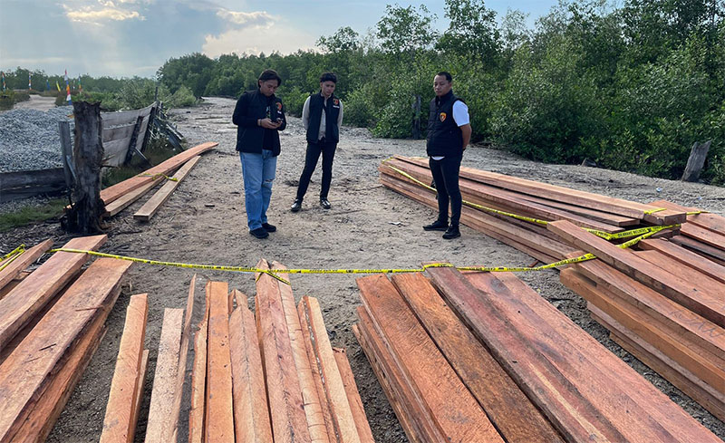 Tim Unit Reskrim Polsek Tebingtinggi berhasil mengungkap dugaan aktivitas illegal logging di Kepulauan Meranti, yang diamankan pada Rabu (15/10/2025) siang.