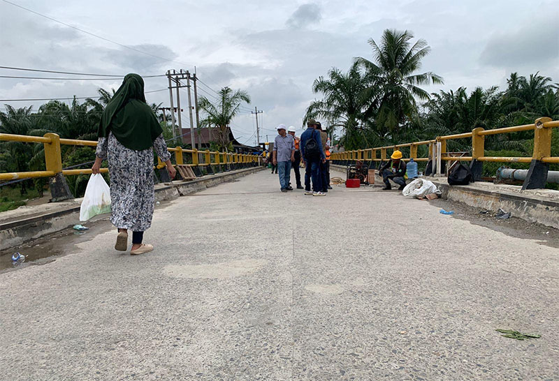 Masyarakat melintas di jembatan Sungai Rokan yang sudah selesai diperbaiki.