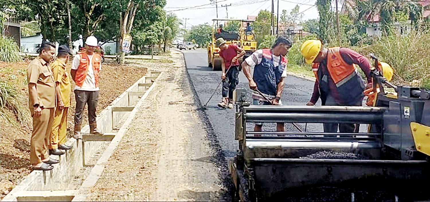 MENINJAU PROYEK: Plt Kadis PUPR Rohul H Zulfikri ST (kiri) turun ke lapangan meninjau proyek pengaspalan ruas Jalan Kelompok Tani-BLK sepanjang 2 Km di Dusun Pematang Baih,&nbsp;Desa Pematang Berangan, Kecamatan Rambah, Selasa (14/10/2025).