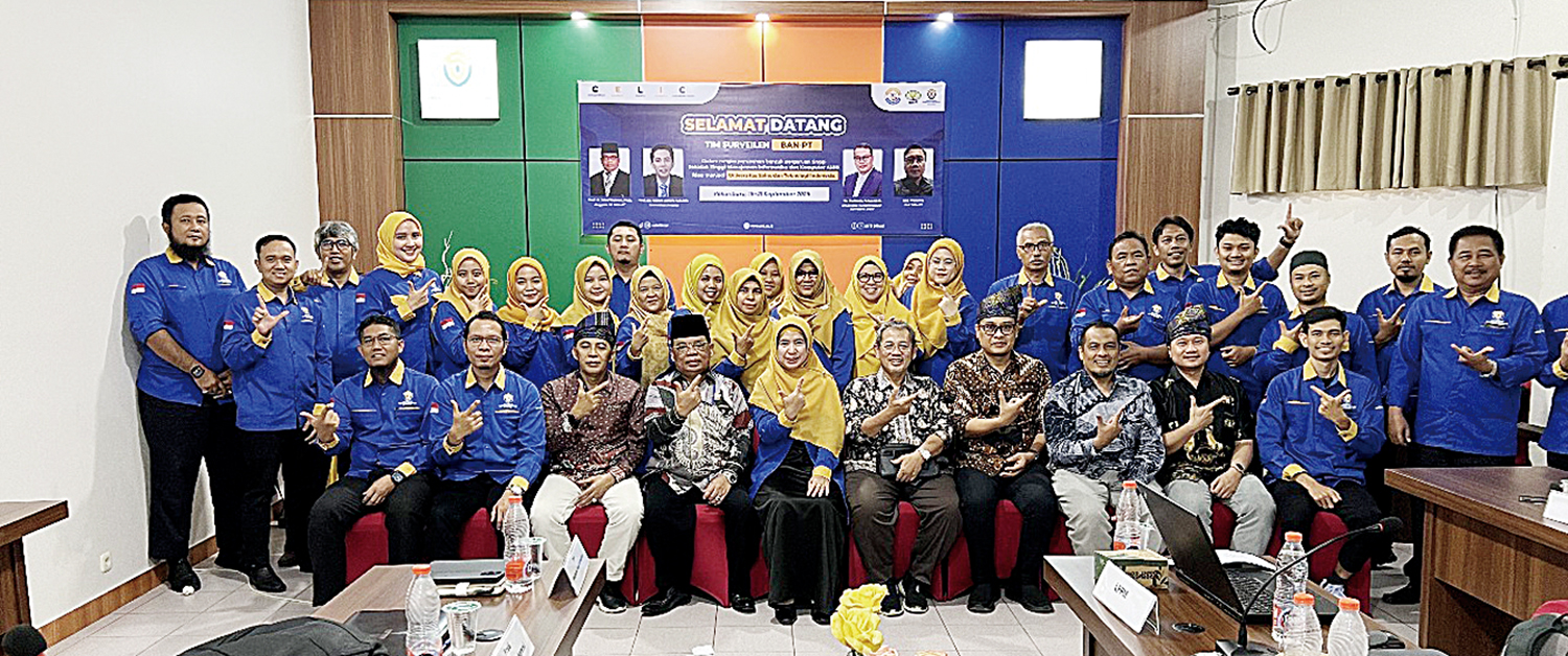 FOTO BERSAMA: Civitas akademika USTI foto bersama Tim Surveilen Badan Akreditasi Nasional Perguruan Tinggi, baru-baru ini.