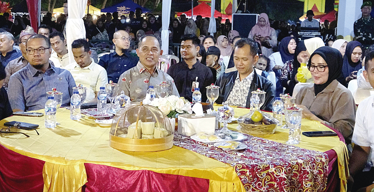 MENGHADIRI ACARA: Bupati Inhil Herman bersama unsur forkopimda menghadiri malam puncak peringatan HUT ke-80 TNI di Lapangan Gajah Mada, Tembilahan, Senin (13/10/2025) malam.