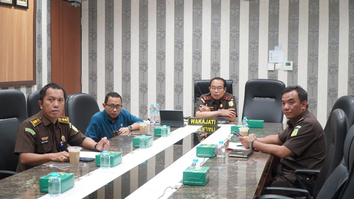 Plt Kajati Riau Dedie Tri Hariyadi (tengah) mengikuti ekspose pengajuan RJ kasus pencurian, dengan tersangka Cecep, secara vietual pada Rabu (15/10/2025).