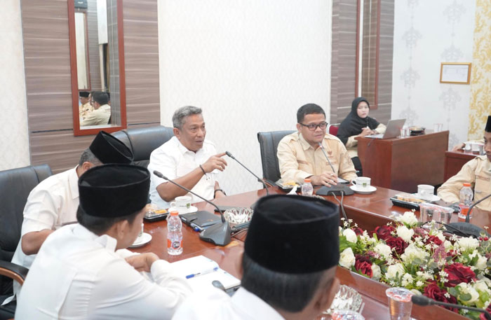 Bupati Rohul Anton memberikan penegasan dukungan pemerintah daerah terhadap program kerja Baznas Tahun 2026 di ruang rapat Rumdis Bupati Rohul, Rabu (15/10/2025).