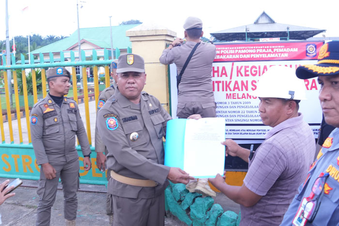 Bupati Kuansing Dr H Suhardiman Amby menyerahkan surat keputusan penghentian aktivitas PT GSL pada Manajer PT GSL Susanto saat turun langsung ke lokasi, Rabu (15/10/2025).