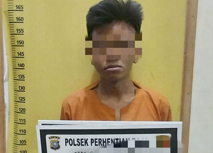 Pelaku curanmor yang berhasil diamankan warga dan diserahkan ke Polsek Perhentian Raja, Rabu (15/10/2025).