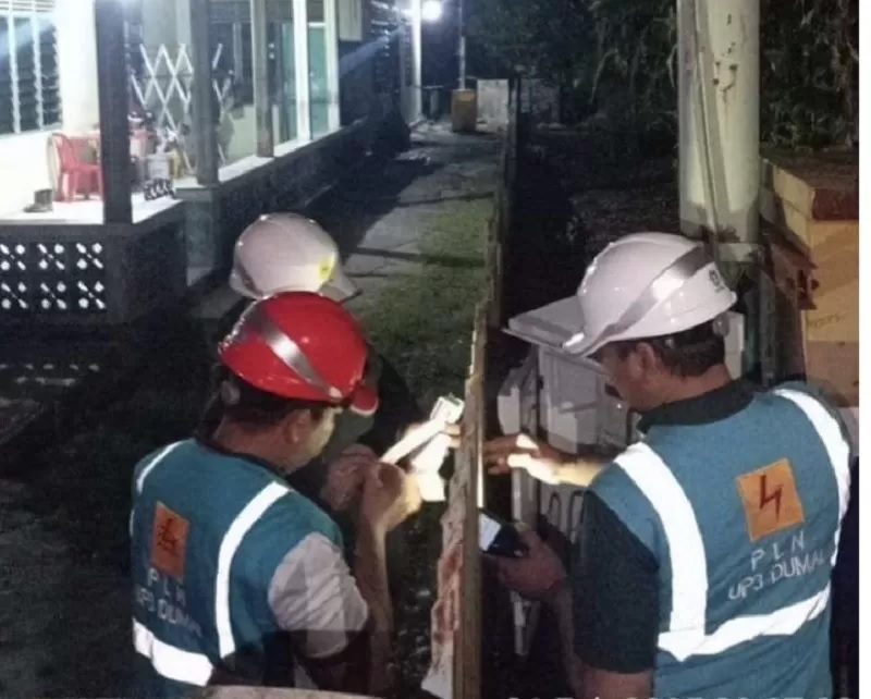 Ilustrasi: Tim teknis PLN ULP Bengkalis melakukan pemutusan pada meteran listrik PJU di Jalan Antara, Kota Bengkalis, beberapa waktu lalu. )