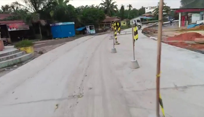 Kondisi akses jalan di wilayah pesisir Rohil, tepatnya di Kecamatan Kubu Babussalam yang dibangun pada tahun ini.