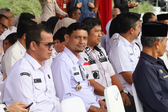 Kepala Bagian Tata Usaha dan Umum Dean Satria (dua dari kiri), mewakili Kepala Kanwil Kemenkum Riau, menghadiri Apel Kebangsaan dan Peresmian Satgas PHK Provinsi Riau pada Rabu (15/10/2025).