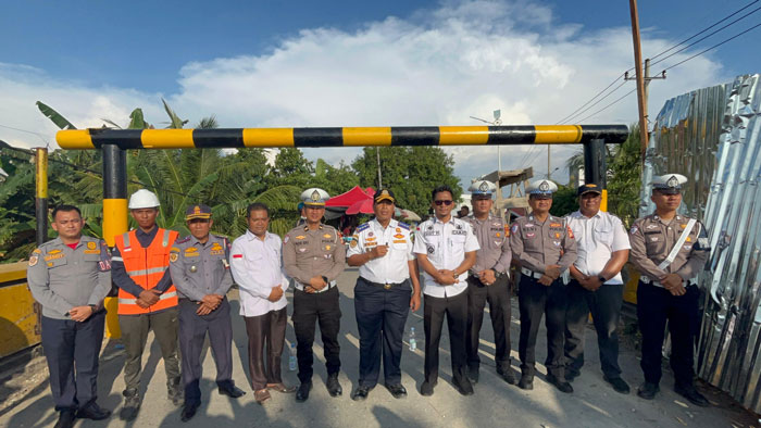 Kabid LLAJ Dishub Rohul Arie Gunadi (tengah) didampingi Camat dan Forkopimcam Ujung Batu, mengumumkan dibukanya Jembatan Sungai Rokan Rabu (15/10/2025) malam ini pukul 20.00 WIB.