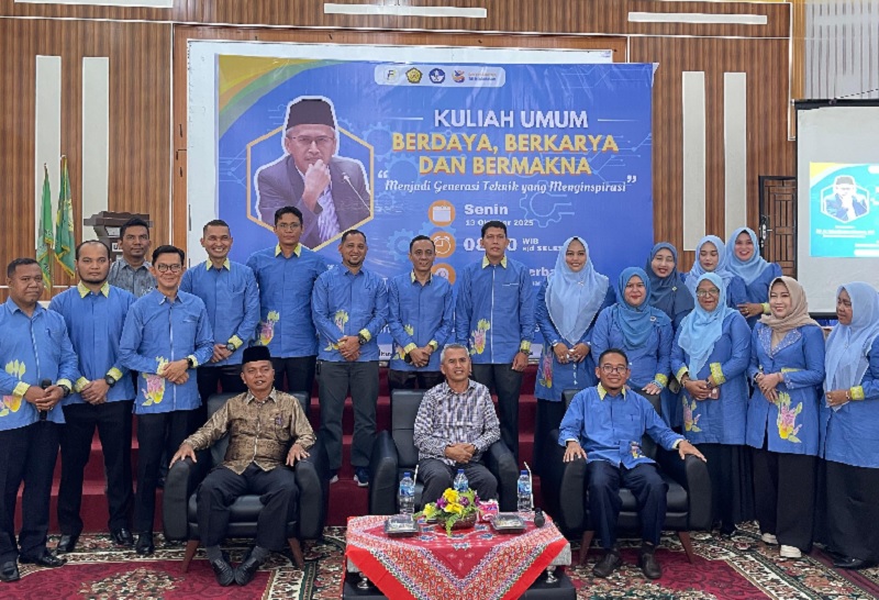 Wakil Rektor I Universitas Islam Kuantan Singingi (Uniks) Bustanul MHus, Dr Ir Mardianto Manan MT, Dekan Fakultas Teknik Agus Candra bersama dosen saat kuliah umum di Fakultas Teknik Uniks.