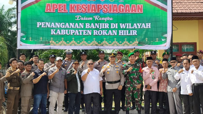 Kapolsek Pujud AKP Boy Setiawan bersama upika, dan pihak-pihak terkait usai apel kesiapsiagaan penanganan banjir di Pujud, Rabu (15/10/2025).
