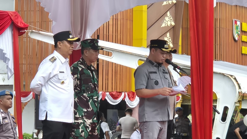 Wali Kota (Wako) Pekanbaru Agung Nugroho memimpin apel kesiapsiagaan Kamtibmas dan Operasi Aman 2025 di Mal Pelayanan Publik (MPP) Pekanbaru.