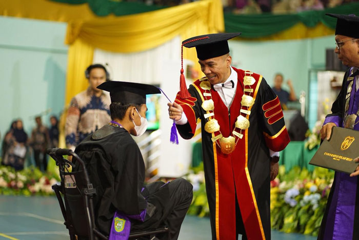 Prosesi wisuda periode III tahun 2025 di kampus UIR, Rabu (15/10/2025).